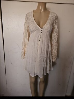 Xhilaration Cream Lace-Sleeve V-Neck Tunic Top